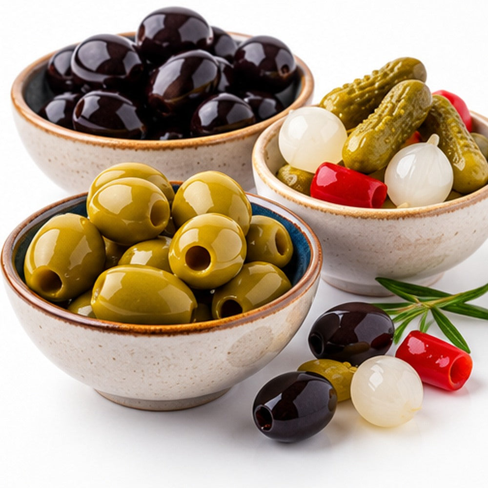 Aceitunas verdes y negras, pepinillos y encurtidos en cuencos