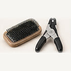 Cepillo y cortauñas para el cuidado del pelo y las uñas de gatos