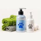 Productos de higiene y champú para perros sobre fondo claro